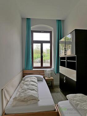 kleines Zimmer, Bett Fensterseite - 