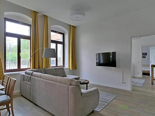 Sofa und TV im Wohnzimmer - 3 Zimmer Etagenwohnung zur Miete in Dresden