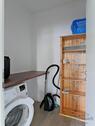 Hauswirtschaftsraum mit Waschmaschine - 