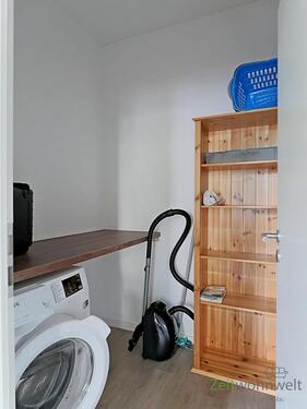 Hauswirtschaftsraum mit Waschmaschine - 