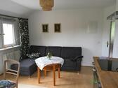 Sofa im Wohnzimmer - 3 Zimmer Etagenwohnung in Dresden