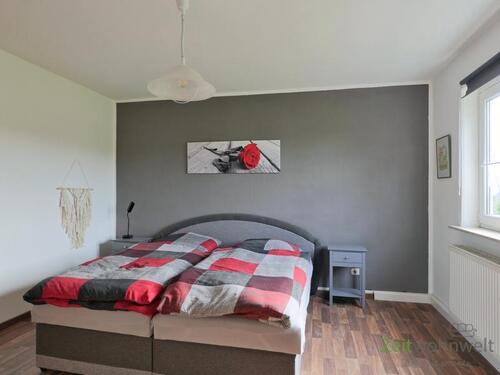Doppelbett im Schlafzimmer - 