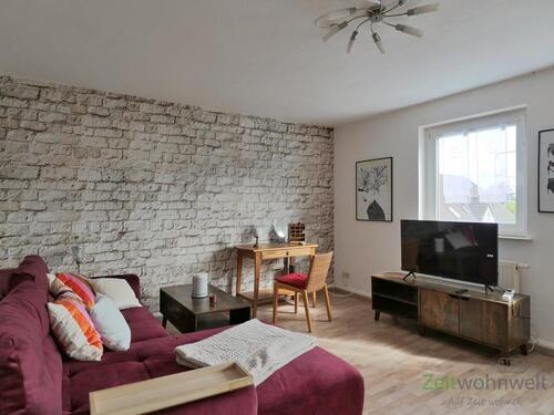 TV und kleiner Schreibtisch - 3 Zimmer Etagenwohnung zur Miete in Erfurt