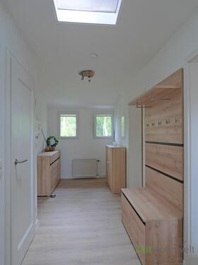 Wohnungsflur mit Garderobe - 