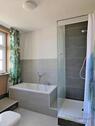 kleine Wanne und Dusche - 