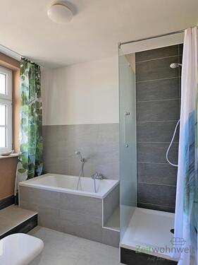kleine Wanne und Dusche - 