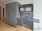 Kleiderschrank und Wand-TV - 1 Zimmer Etagenwohnung in Kassel
