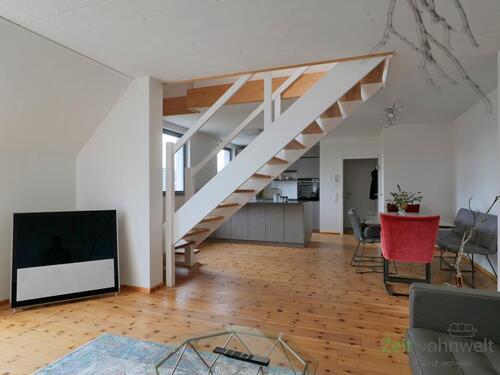 Blick zuTV und Innentreppe - 