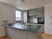 Blick zur Einbauküche - 4 Zimmer Etagenwohnung in Langebrück