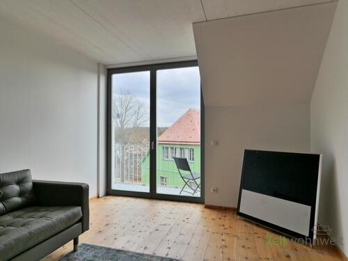 Blick zu Balkon und TV - 