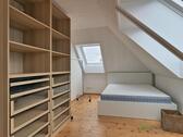 Kleiderschrank und breites Bett - 