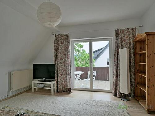 Blick zu TV und Balkon - (EF0322_M) Kassel-Stadt: Wehlheiden, zwei möblierte WG-Zimmer mit eigenem Balkon, an Wochenendheimfahrer
