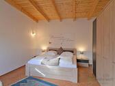 Doppelbett und Kleiderschrank - 2 Zimmer Haus in Weimar