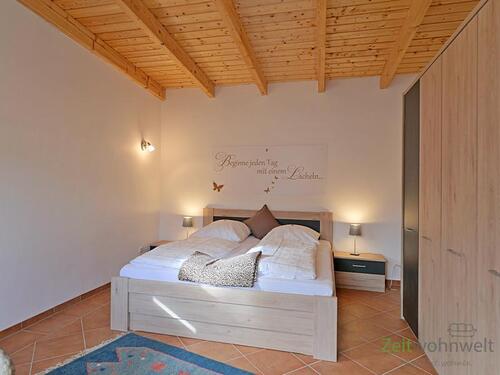 Doppelbett und Kleiderschrank - 2 Zimmer Haus in Weimar