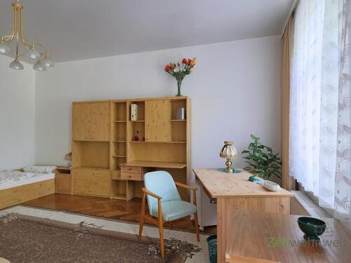 Schreibtisch am Fenster - 3 Zimmer Etagenwohnung in Dresden