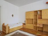Blick zu Bett und Schrankwand - 3 Zimmer Etagenwohnung zur Miete in Dresden