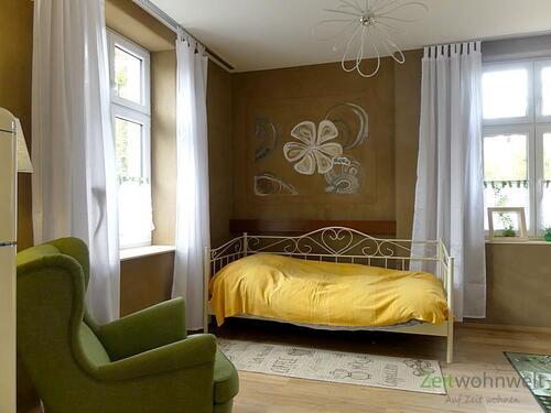 Sessel und Bett - (EF0249_M) Erfurt: Krämpfervorstadt, barrierefreies, neu möbliertes Apartment, WLAN inklusive