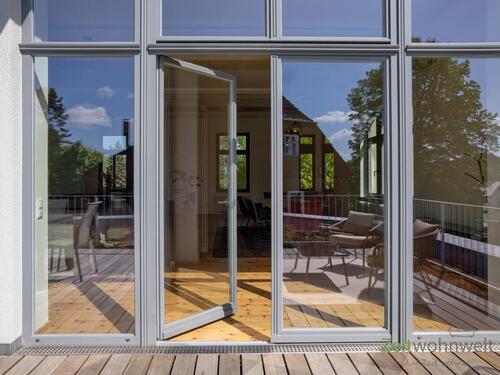 Blick vom Balkon ins Wohnzimmer - Etagenwohnung mit 190,00 m² in Langebrück zur Miete