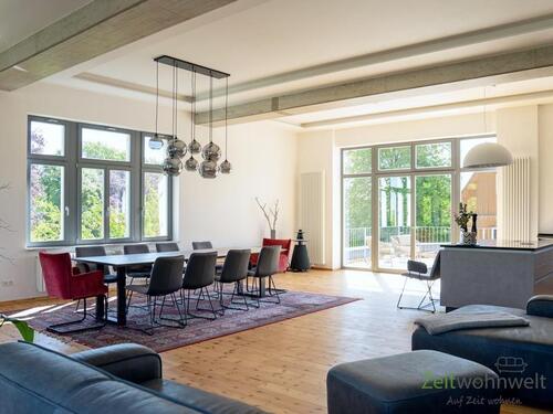 Blick in das riesige Wohnzimmer - 