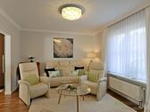 Couch und Sessel im Wohnzimmer - 