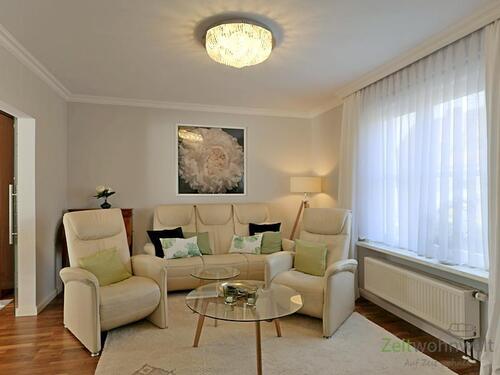 Couch und Sessel im Wohnzimmer - 
