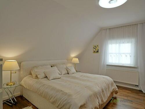 Doppelbett im Schlafzimmer oben - 