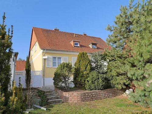 Außenansicht vom Garten - (EF0619_M) Weimar: Apolda, Bezug nach Totalsanierung in ein kleines möbliertes Wohnhaus mit Garten und Terrasse