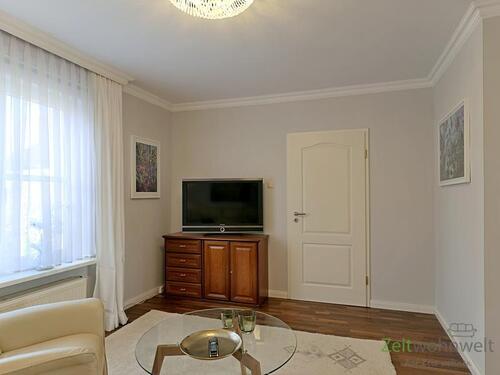 großer Flschbild-TV im Wohnzimmer - 