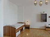 Bett imm Wohnzimmer - 1 Zimmer Etagenwohnung in Ronneburg Thür