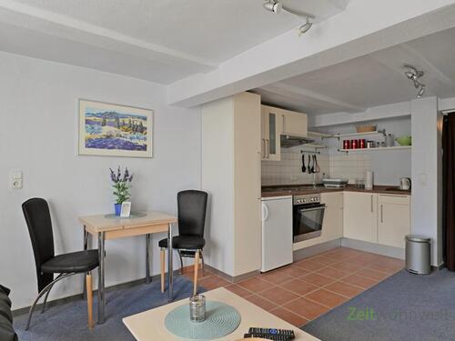 kleiner Esstisch und EBK - 1 Zimmer Etagenwohnung zur Miete in Niestetal