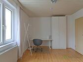 Schreibtisch und Kleiderschrank - 