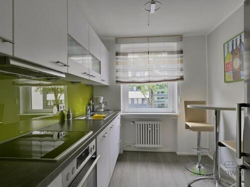 moderne Küche mit Essplatz - 