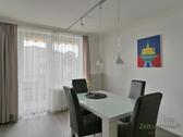 Esstisch vor dem Balkon - 