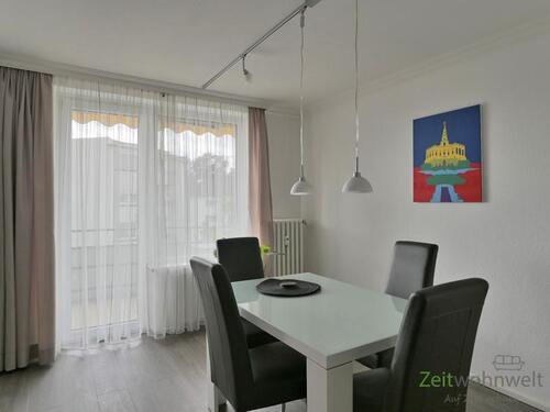 Esstisch vor dem Balkon - 