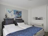großes Doppelbett - 