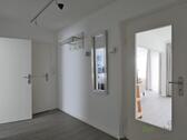 Wohnungsflur mit Glastüren - 
