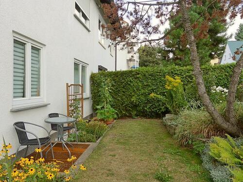 grüne Sitzecke am Haus - (EF0548_M) Erfurt: Melchendorf, ruhiges möbliertes Mini-Apartment auf der Gartenseite mit WLAN und Reinigungsservice