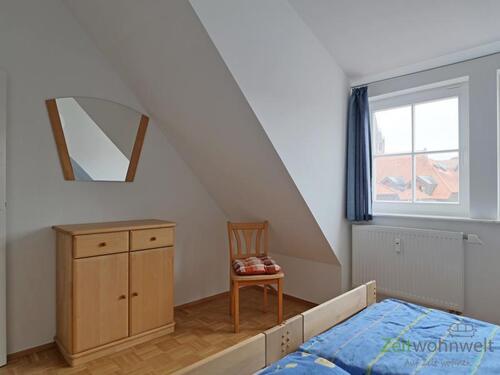 Kommode und Spiegel - 2 Zimmer Etagenwohnung zur Miete in Erfurt