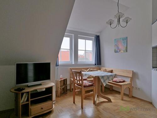 Blick zu TV und Esstisch - 2 Zimmer Etagenwohnung in Erfurt