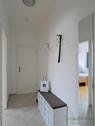 Wohnungsflur mit Garderobe - 