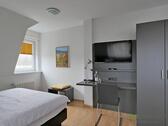 Blick zu TV und Kleiderschrank - 1 Zimmer Etagenwohnung zur Miete in Kassel