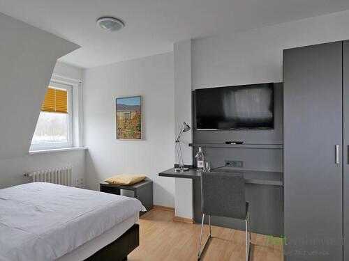 Blick zu TV und Kleiderschrank - 1 Zimmer Etagenwohnung zur Miete in Kassel