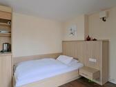Blick zum Bett - (EF0304_M) Kassel-Stadt: Bad Wilhelmshöhe, möbliertes Apartment im Souterrain, ideal für Wochenendheimfahrer