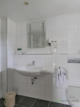 Blick ins Bad - Etagenwohnung mit 18,00 m² in Kassel zur Miete