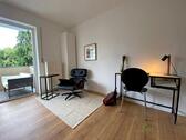 Sessel am Fenster und Schreibtisch - (EF1071_M) Dresden: Friedrichstadt, möbliertes Apartment auf der ruhigen Gebäuderückseite, Balkon, WLAN inkl.