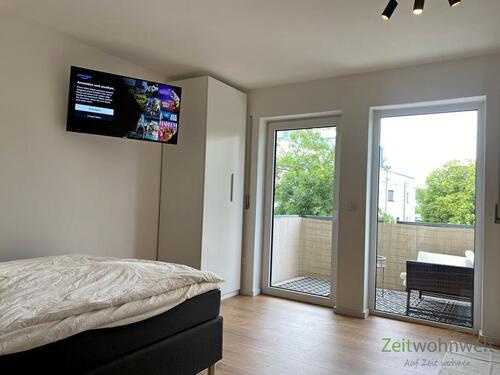 Blick zu TV und Balkon - Etagenwohnung mit 32,00 m² in Dresden zur Miete