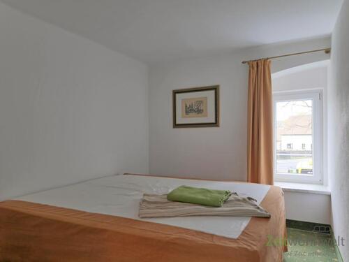 breites Bett am Fenster - Etagenwohnung mit 43,00 m² in Dresden zur Miete