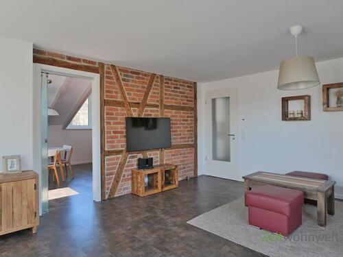 Blick zu Küche und TV - 3 Zimmer Etagenwohnung in Weimar