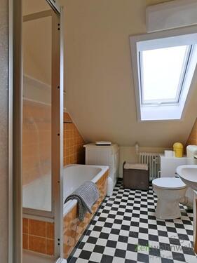 Dusche und Wanne im Bad - 
