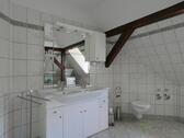 Waschtisch und WC - 